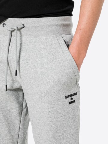 Effilé Pantalon de sport Superdry en gris