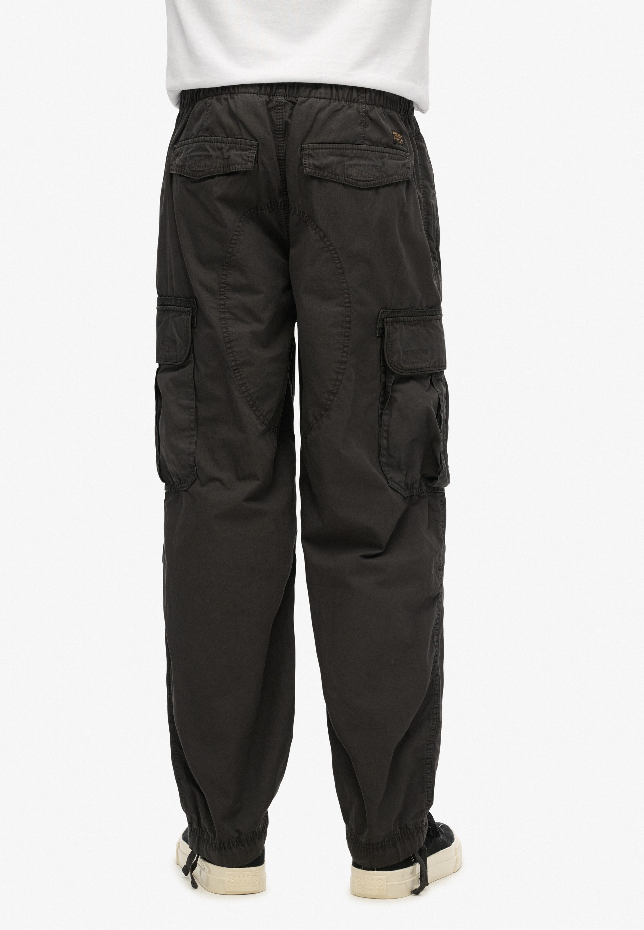 Superdry Loosefit Cargobroek in Grijs: voorkant