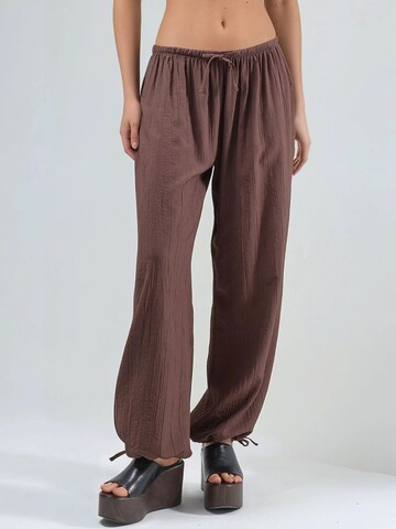 Loosefit Pantalon Busem en marron : devant