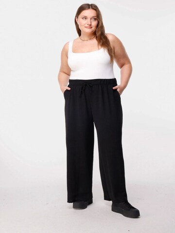 Shape Of You Wide leg Pants in Black: front