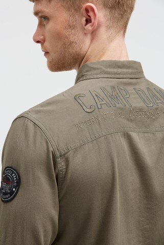 CAMP DAVID Regular Fit Cargohemd mit Rippstruktur und Logo-Stickereien in Grün: Vorderseite