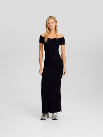 Rochie tricotat de la Bershka pe negru: față