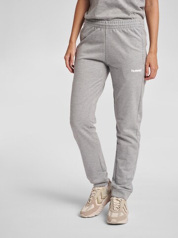 Effilé Pantalon de sport Hummel en gris : devant