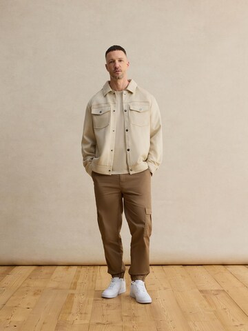 DAN FOX APPAREL Välikausitakki 'Nicolas' värissä beige