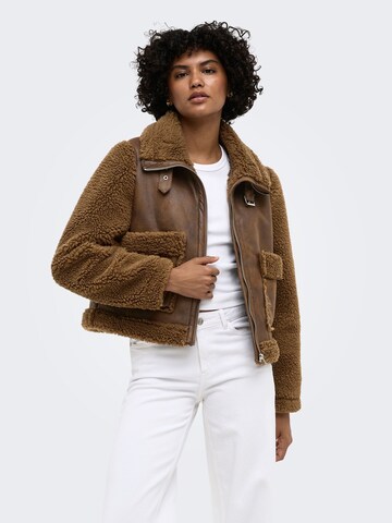 ONLY - Chaqueta de entretiempo 'ONLLee' en marrón: frente
