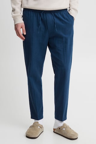 Casual Friday Loosefit Chino 'Pilou 0080' in Blauw: voorkant