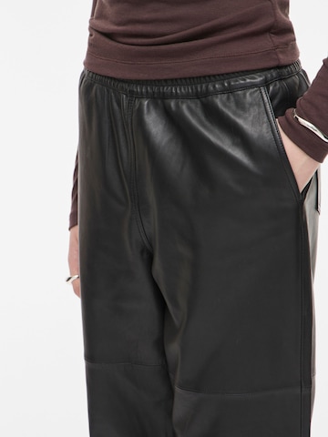 ROUGE EDIT Wide leg Broek in Zwart