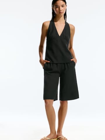 Top de la Pull&Bear pe negru: față