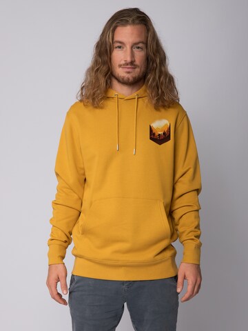 Felpa 'Hiking in the mountains' di Watapparel in giallo: frontale