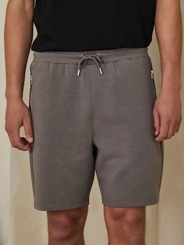 Regular Pantalon Next en marron : devant