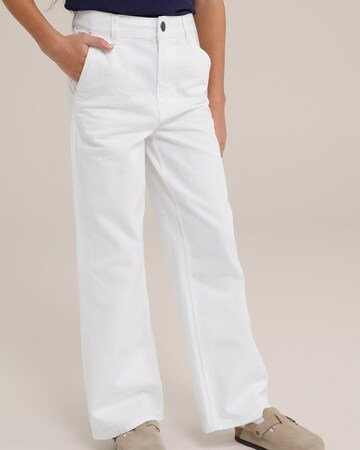 WE Fashion Boot cut Trousers in White: front