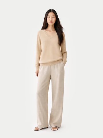 GOBI Cashmere Trui 'Women's Essential Cashmere V-Neck Sweater' in Beige
