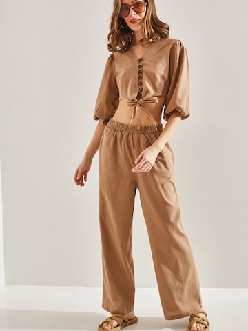 Costum cu pantaloni de la Bianco Lucci pe bej: față