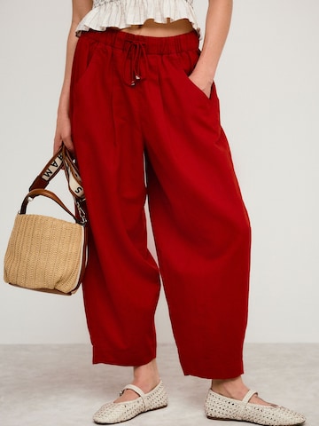 Barrel Pantaloni con pieghe di Next in rosso: frontale