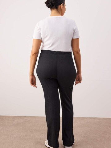 Trendyol Curve - Acampanado Pantalón en negro