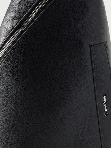 juoda Calvin Klein Rankinė su ilgu dirželiu 'RAISED'