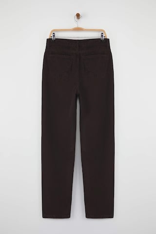 Trendyol Regular Jeans in Braun