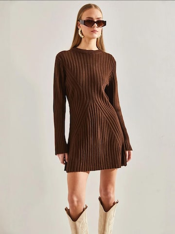 Bianco Lucci - Vestido de malha em castanho: frente