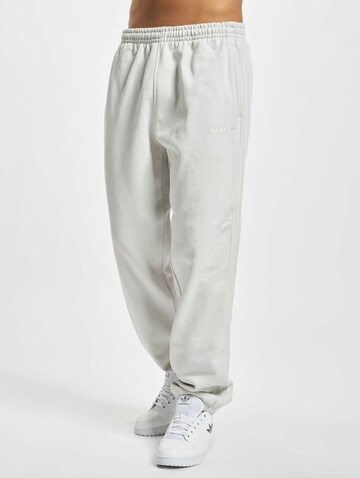 Tapered Pantaloni 'Reveal Essentials' di ADIDAS ORIGINALS in bianco: frontale