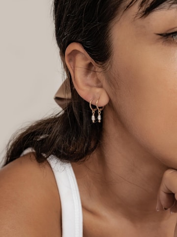 Hey Happiness Earrings 'Classic Pearl' in Gold: front