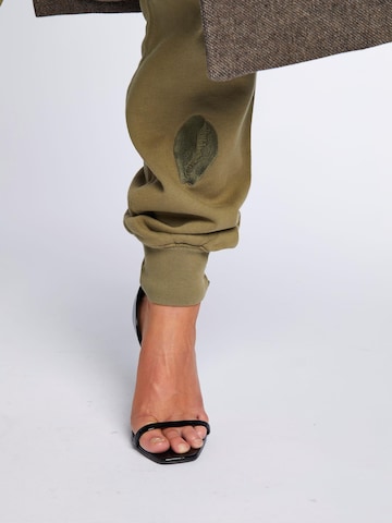 Loosefit Pantalon 'Embroidered shell sweatpants' BARRYAN en vert