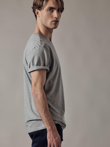 Maglietta 'T-Shirt Scollo a V' di OWN Off With Nature in grigio