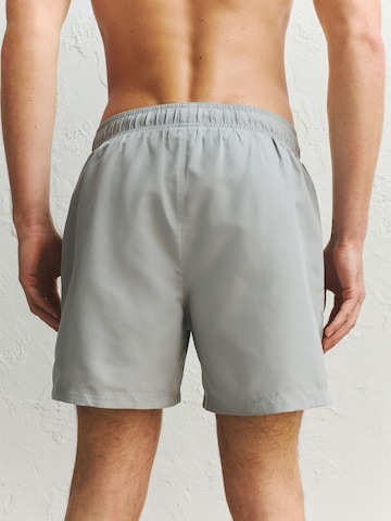 Shorts de bain 'Essential' Next en gris