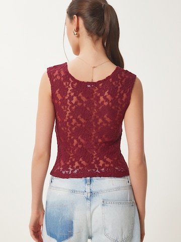 Haut Happiness İstanbul en rouge