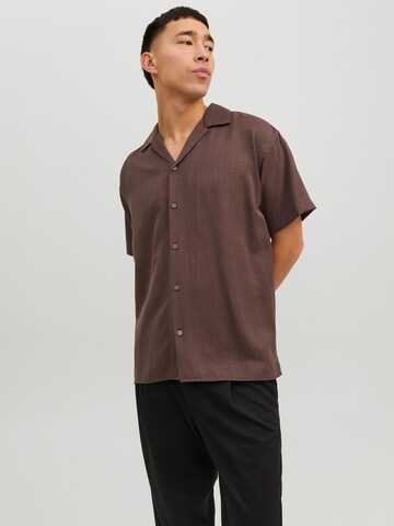 Coupe regular Chemise 'Jude' JACK & JONES en marron : devant