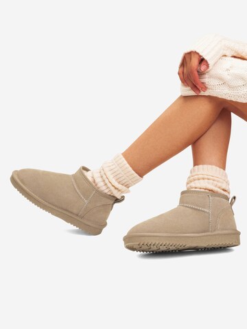 Dream Pairs Boots in White