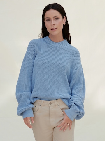 Pull-over 'Clara' A LOT LESS en bleu : devant