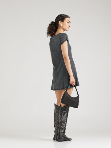 Rochie de la Monki pe negru