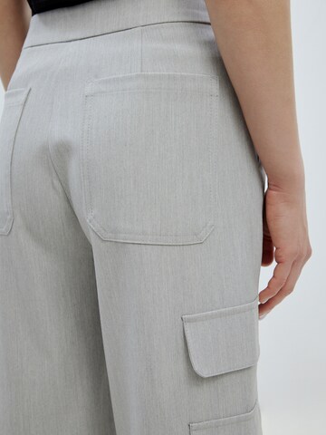EDITED Ohlapna forma Kargo hlače 'Jill' | siva barva