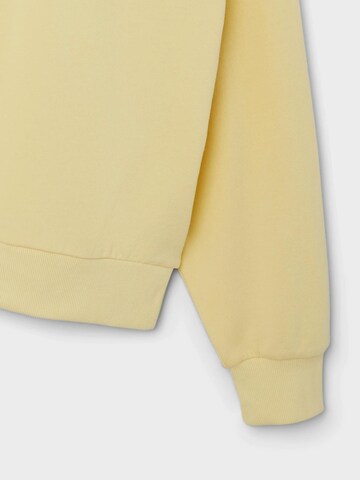 NAME IT Sweatshirt 'FEAT' in Gelb