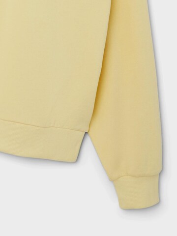 NAME IT Sweatshirt 'FEAT' in Yellow