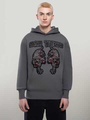 MAD TIGERS Sweatshirt 'Black Tigers' i grå: forside