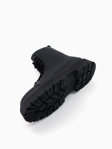 Bershka Boots med snörning i svart