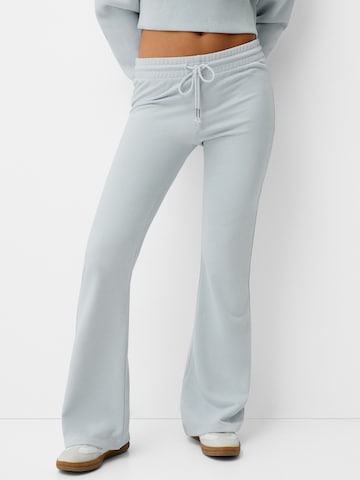 évasé Pantalon Bershka en bleu : devant