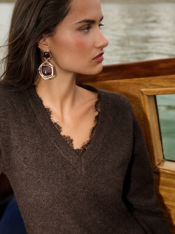 Pullover di Lipsy in marrone