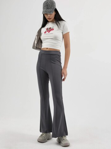Hiccup - Flared Calças em cinzento