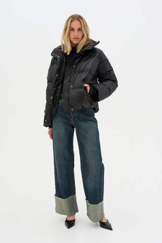 My Essential Wardrobe Winterjacke 'Glossy' in Schwarz