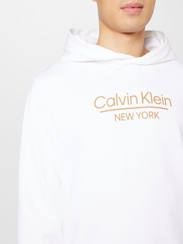 Calvin Klein كنزة رياضية بلون أبيض