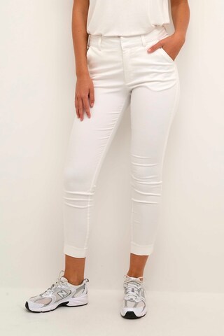 Coupe slim Pantalon chino 'Lea' Kaffe en blanc : devant