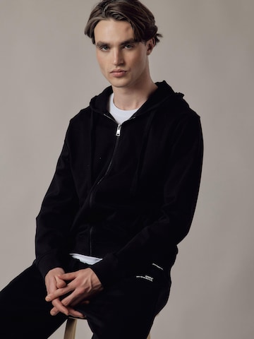 Felpa 'Felpa con Cappuccio e Zip' di OWN Off With Nature in nero: frontale