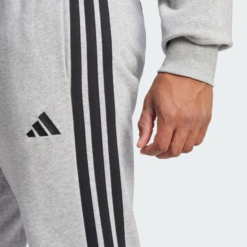 ADIDAS SPORTSWEAR Tapered Παντελόνι φόρμας 'Essentials' σε γκρι