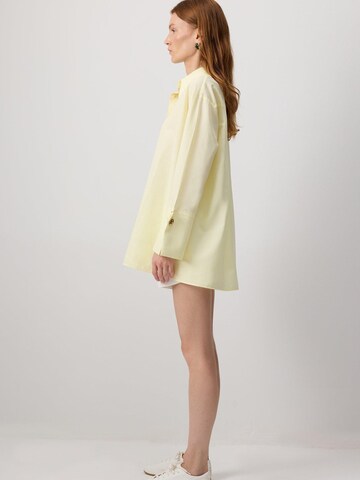 Touché Privé - Camiseta 'Poplin Shirt With Wide Cuff' en amarillo
