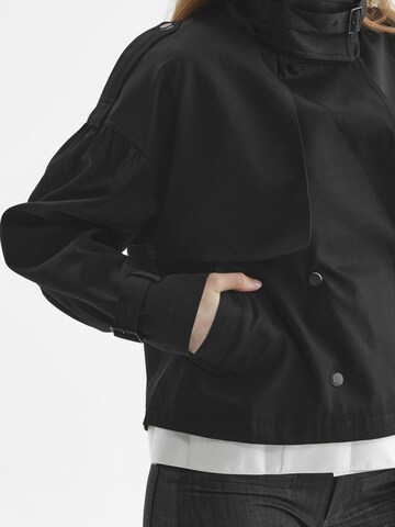 TorWeit Between-Seasons Coat 'Double-breasted cropped trench coat' in Black