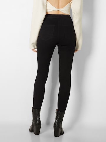 Bershka Skinny Jeans in Schwarz