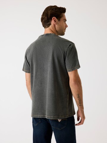 GUESS T-Shirt in Grau