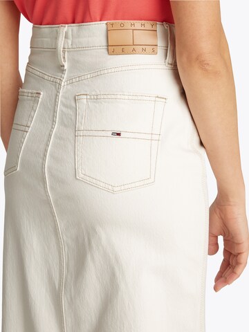 Tommy Jeans Kjol 'CLAIRE' i vit